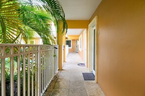 Terrace/patio - Charming Waterfront Apartment – Las Olas Blvd Isle (Fort Lauderdale)