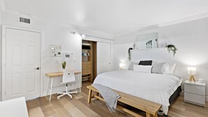 A bedroom with a bed, bedside table, desk, chair, and a wardrobe. - Charming Waterfront Apartment – Las Olas Blvd Isle (Fort Lauderdale)