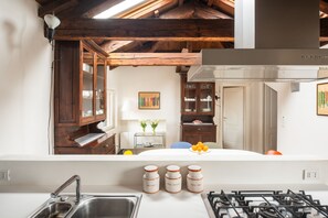 Kühlschrank, Mikrowelle, Ofen, Geschirrspüler