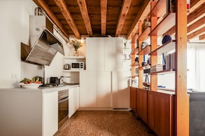 Kühlschrank, Mikrowelle, Ofen, Geschirrspüler