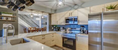 Apartamento (3 Bedrooms) | Cozinha privada | Micro-ondas, fogão, cooktop, lava-louças