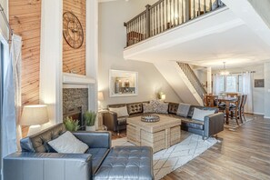 아파트 (3 Bedrooms) | 거실 공간 | 벽난로