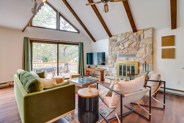 電視、壁爐、書籍