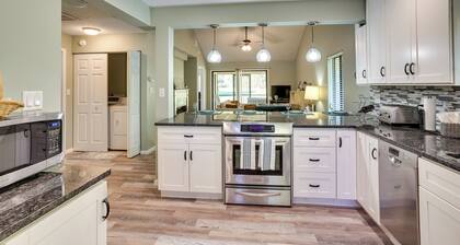 Pet-friendly Lakeland Condo w/ Screened Porch!