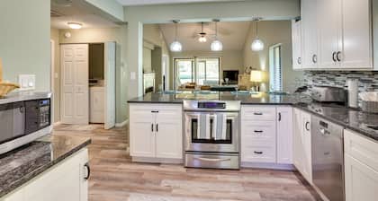 Pet-friendly Lakeland Condo w/ Screened Porch!