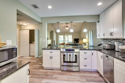 Pet-friendly Lakeland Condo w/ Screened Porch!