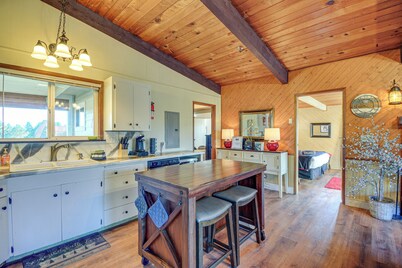 Pet-friendly Washington Retreat w/ Hot Tub & Deck!