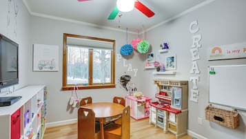 House (3 Bedrooms) | Interior