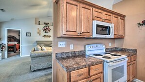 Oven, stovetop - Conway Vacation Rental: 19 Mi to Myrtle Beach! (Conway)