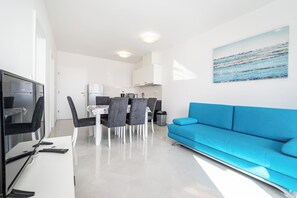 Departamento, 1 habitación, balcón, vista a la ciudad | Área de sala de estar