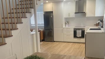 Mikrobølgeovn, ovn og spisebord