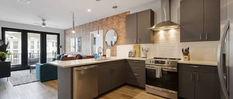 Réfrigérateur, micro-ondes, four, plaque de cuisson