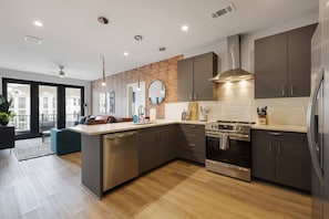 Refrigerador, microondas, horno y parrilla de estufa