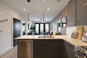 冰箱、微波炉、烤箱、炉灶