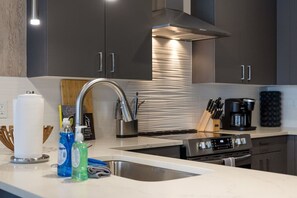 雪櫃、微波爐、焗爐、爐具