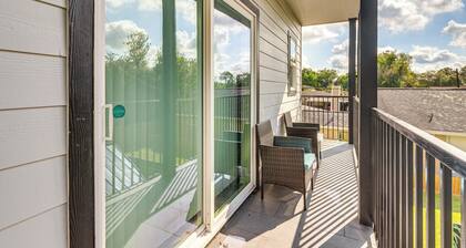 South Houston Townhome w/ Patio & Gas Grill!