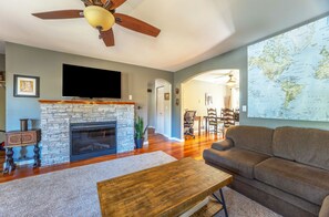 House, 2 Bedrooms | Living area - Devon Court 2 Bedroom Home by RedAwning (Hood River)