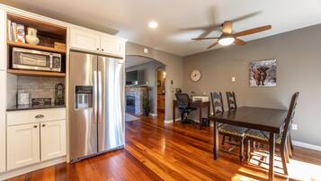House, 2 Bedrooms | Tempat makan