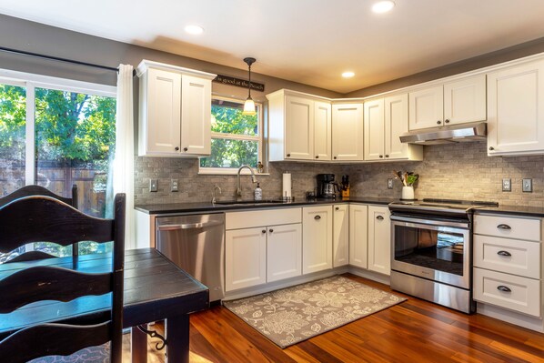 House, 2 Bedrooms | Private kitchen | Fridge, oven, stovetop, coffee/tea maker - Devon Court 2 Bedroom Home by RedAwning (Hood River)