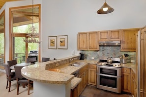 House, 3 Bedrooms | Private kitchen | Fridge, oven, coffee/tea maker, toaster