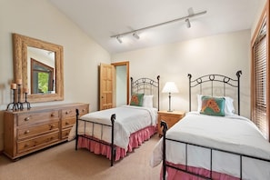 House, 3 Bedrooms | 3 bedrooms, free WiFi - Contemporary Townhome With Ski-in/ski-out Access by The Woodrun V Townhouses by RedAwning (Snowmass Village)