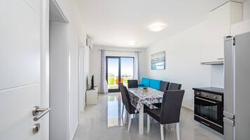 Apartment, 1 Bedroom, Balcony, City View | Dining