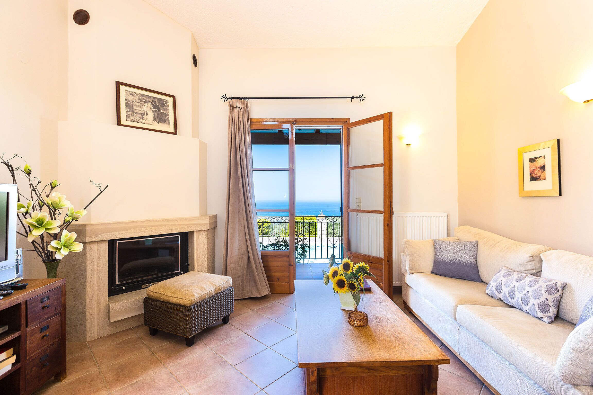 One Bedroom Villa with Private Pool (Vaggelio) | Área de sala de estar | Televisión y chimenea 