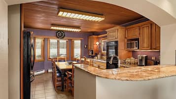 House, 4 Bedrooms | Private kitchen | Dishwasher, cookware/dishes/utensils