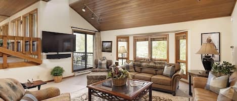 ハウス 4 ベッドルーム | リビング エリア | テレビ