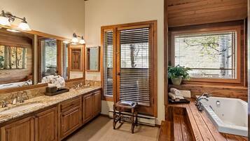 House, 4 Bedrooms | Bathroom | Hair dryer
