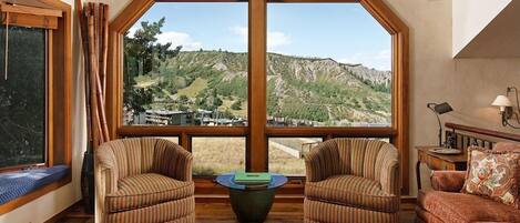 ハウス 4 ベッドルーム | リビング エリア | テレビ