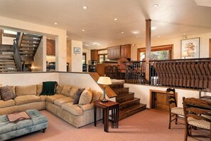 Ferienhaus, 4 Schlafzimmer | Wohnbereich | Fernseher