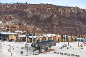 Snow and ski sports - Ski-in/ski-out Corner Unit Near Sky Cab Gondola by The Woodrun V Townhouses by RedAwning (Snowmass Village)