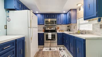 Cottage, 2 Bedrooms | Private kitchen | Fridge, oven, coffee/tea maker, toaster