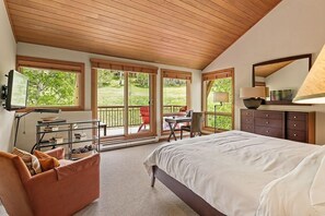 3 bedrooms, WiFi - Stylist Corner Unit With Prime Ski Access And View by The Woodrun V Townhouses by RedAwning (Snowmass Village)