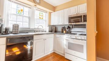 Signature House, Non Smoking, Patio | Private kitchen | Fridge, microwave, oven, stovetop