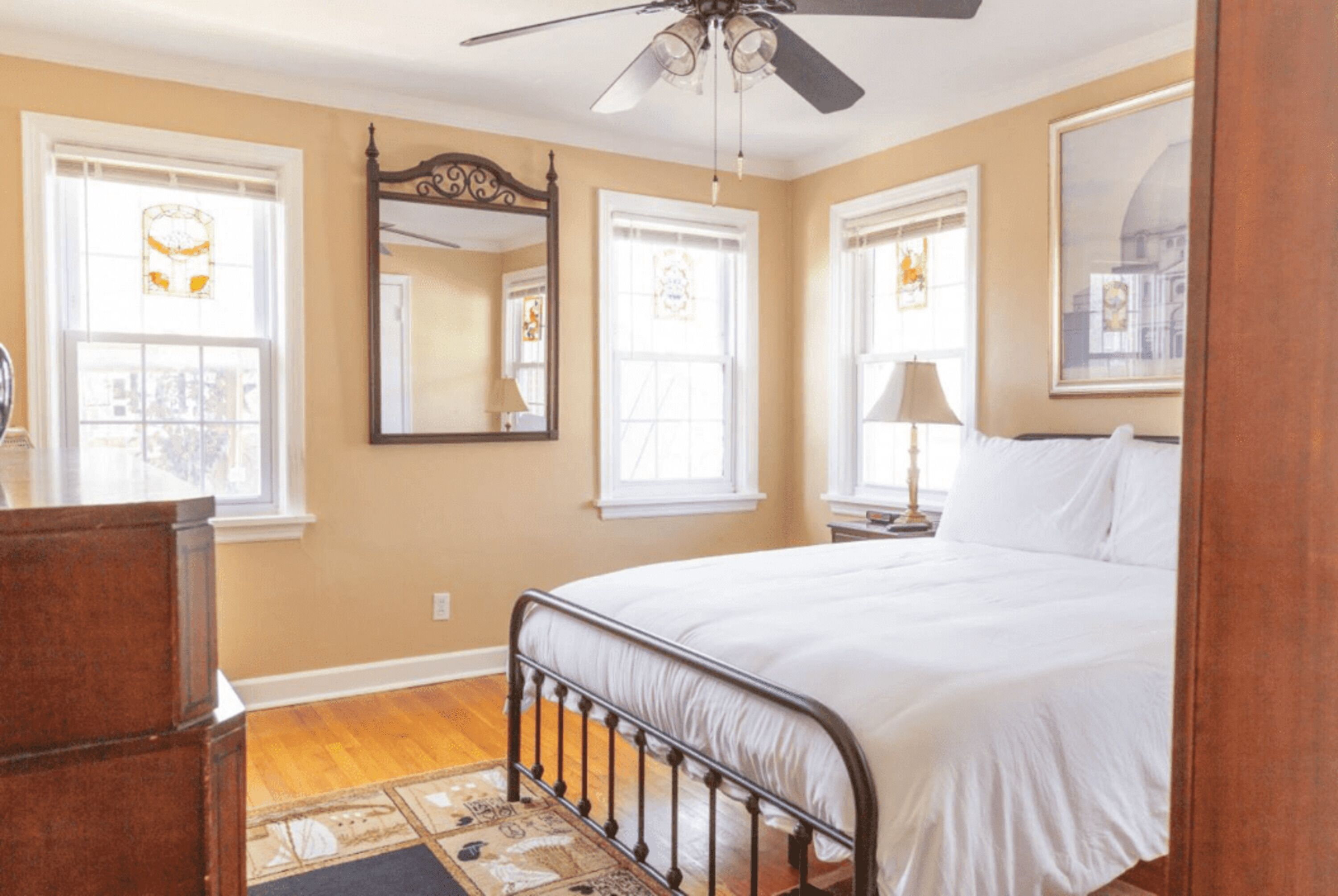 Nhà có thiết kế đặc trưng, không hút thuốc, sân hiên | 4 phòng ngủ, trang trí khác biệt 