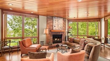 House, 4 Bedrooms | Living area | TV