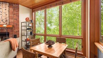 House, 4 Bedrooms | Dining