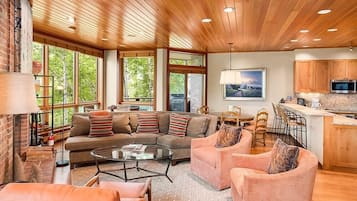 Ferienhaus, 4 Schlafzimmer | Wohnbereich | Fernseher