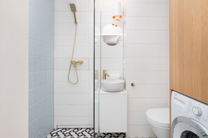 Apartment, 2 Bedrooms, Balcony | Bathroom | Shower, towels, toilet paper - Pastel Apartment in Gdynia by Renters (Gdynia)