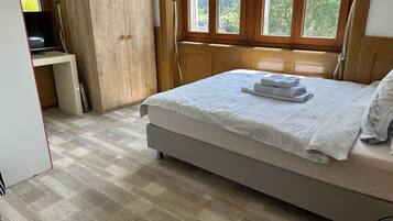 1 makuuhuone, työpöytä, silitysrauta/-lauta, vauvan matkasänky