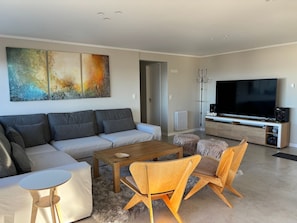 Apartment | Wohnbereich | 32-Zoll-Fernseher mit Satellitenempfang, Netflix, Streaming-Dienste