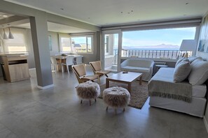 Apartment | Living area | 32-inch TV with satellite channels, Netflix, streaming services - Casa Cocó (San Carlos de Bariloche)