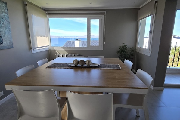 Comfort Apartment | Dining
