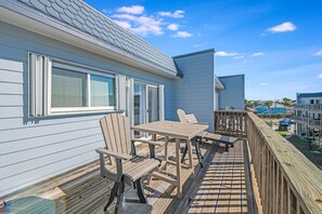 Outdoor dining - Lounge around our Texas size pool, barbecuing, and play tennis.  Enjoy the sunse (Port Aransas)