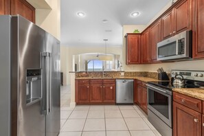 Een koelkast, een microgolfoven, een oven, een kookplaat