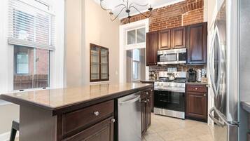 Signature House, 4 Bedrooms, Non Smoking, City View | Private kitchen | Fridge, microwave, oven, stovetop