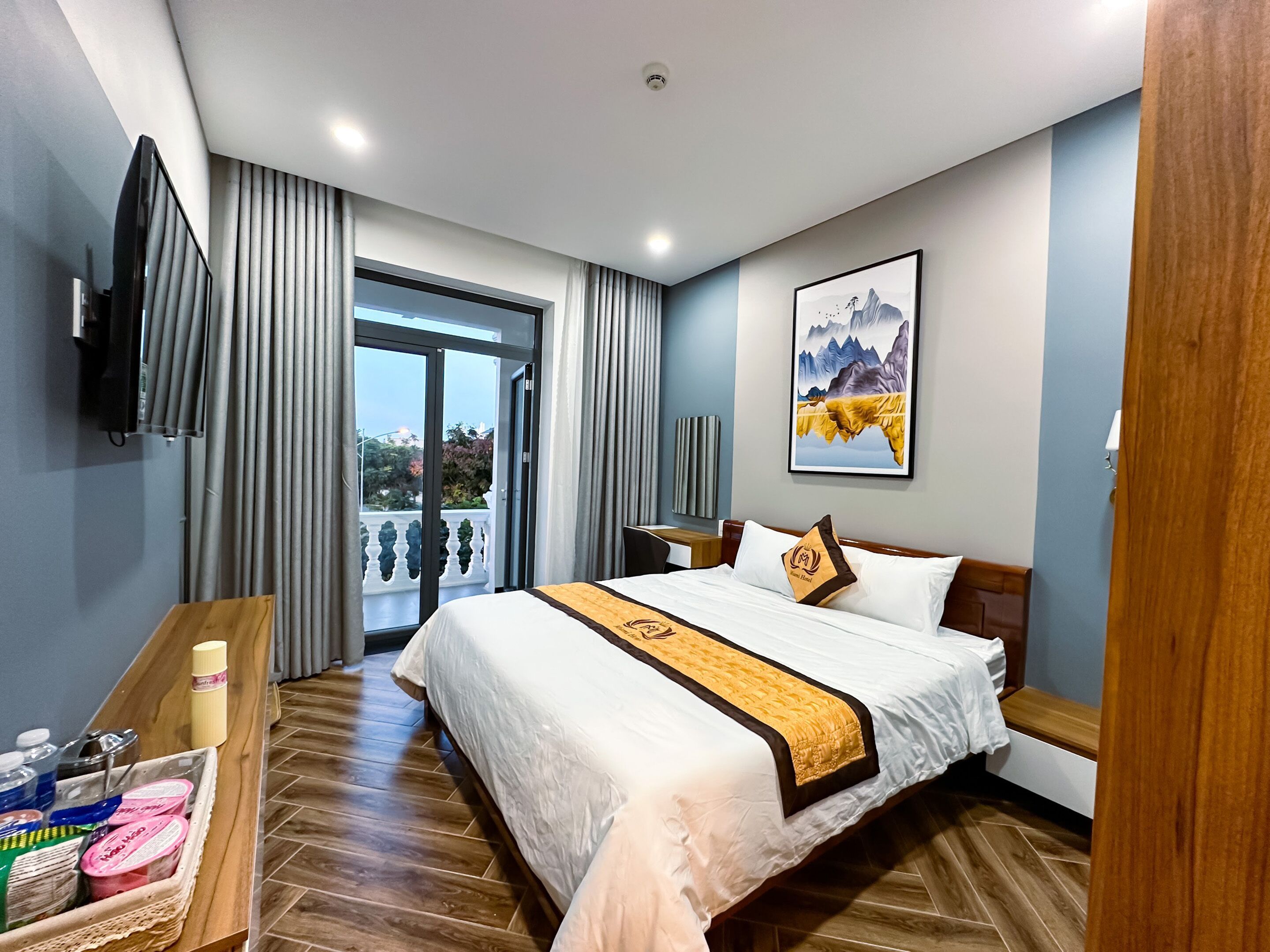 Deluxe Double Room, 1 King Bed | Premium bedding, free minibar, desk, free WiFi