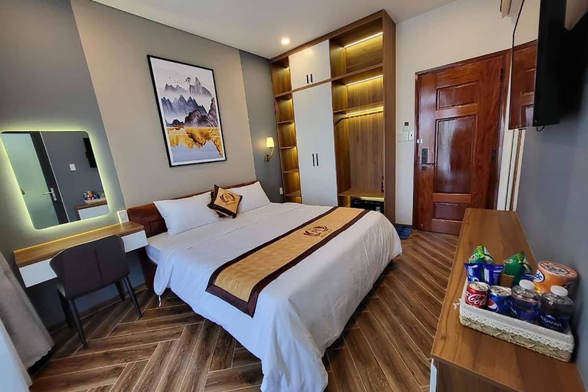 Deluxe Double Room, 1 King Bed | Premium bedding, free minibar, desk, free WiFi